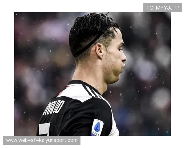 蒋光太在禁区前沿精准放铲,阻断对方外援长途奔袭 蒋光太在禁区前沿精准放铲,阻断对方外援长途奔袭